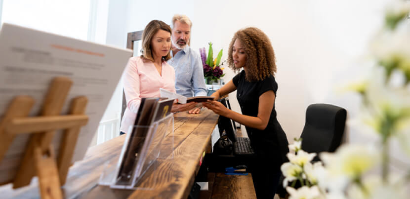 concierce-at-front-desk-helping-guests-check-in 