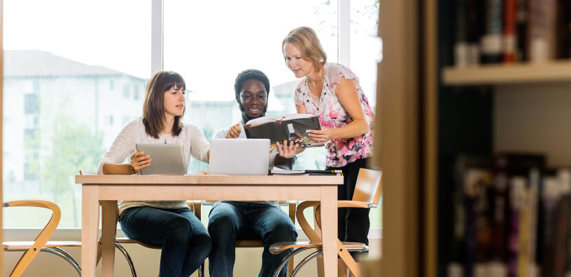 librarian-with-students