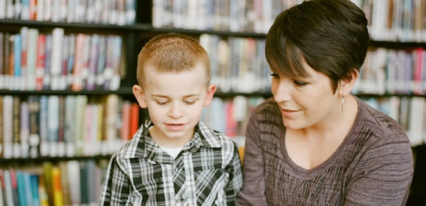 library-environment-expert-helping-child