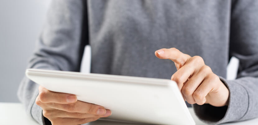 reading-tablet-at-library