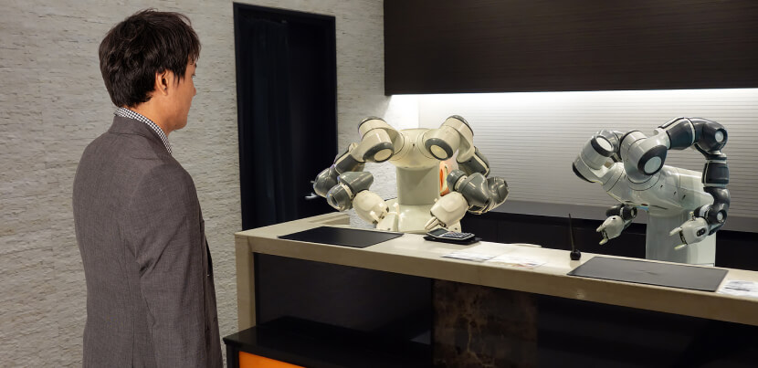 smart-hotel-robots-concept