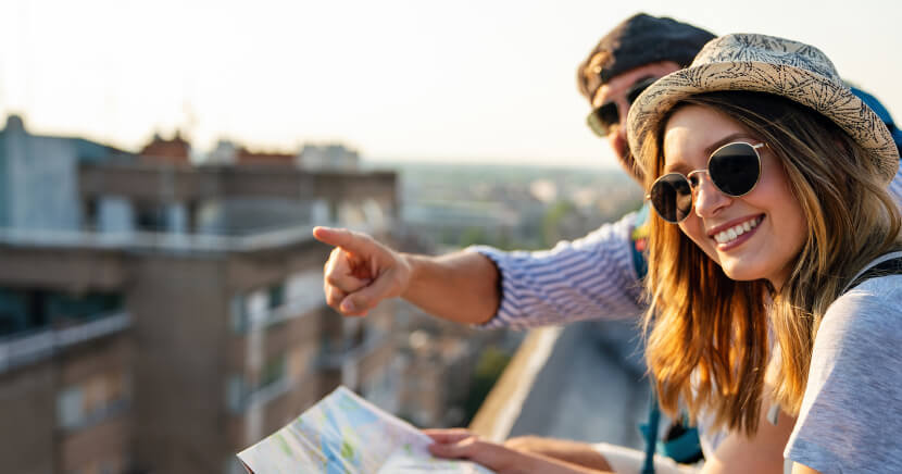 tourist-couple-on-adventure