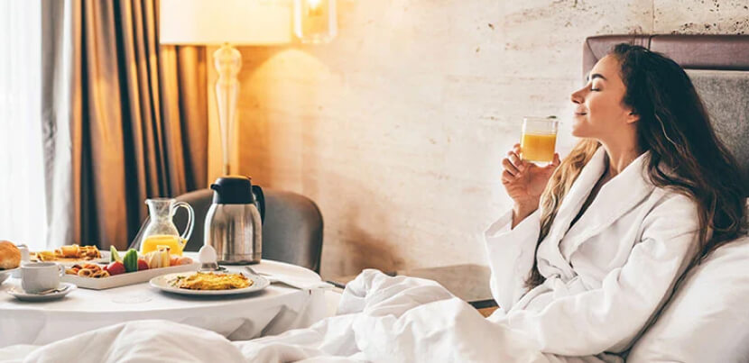 woman-eating-in-hotel-bed