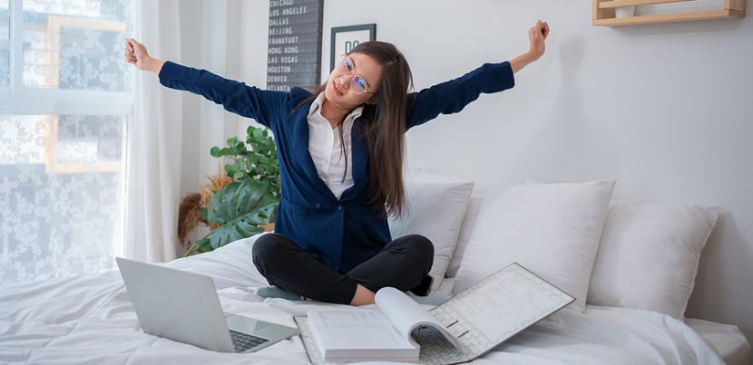 woman-on-bed-with-computer-in-hotel-room