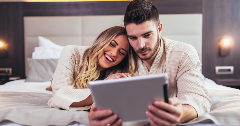 couple-reading-in-hotel-room