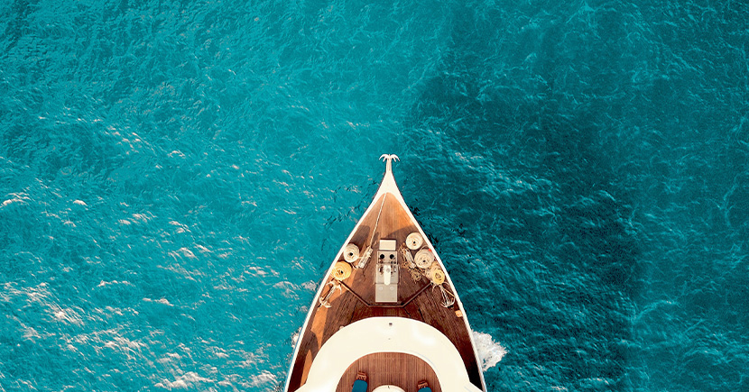 katikies-santorini-boat-in-the-sea